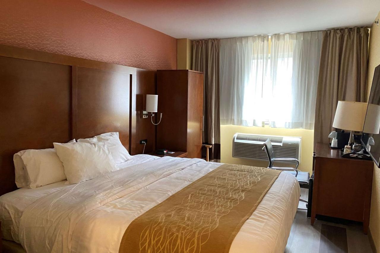 Ramada By Wyndham New York Times Square West Hotel Exterior photo