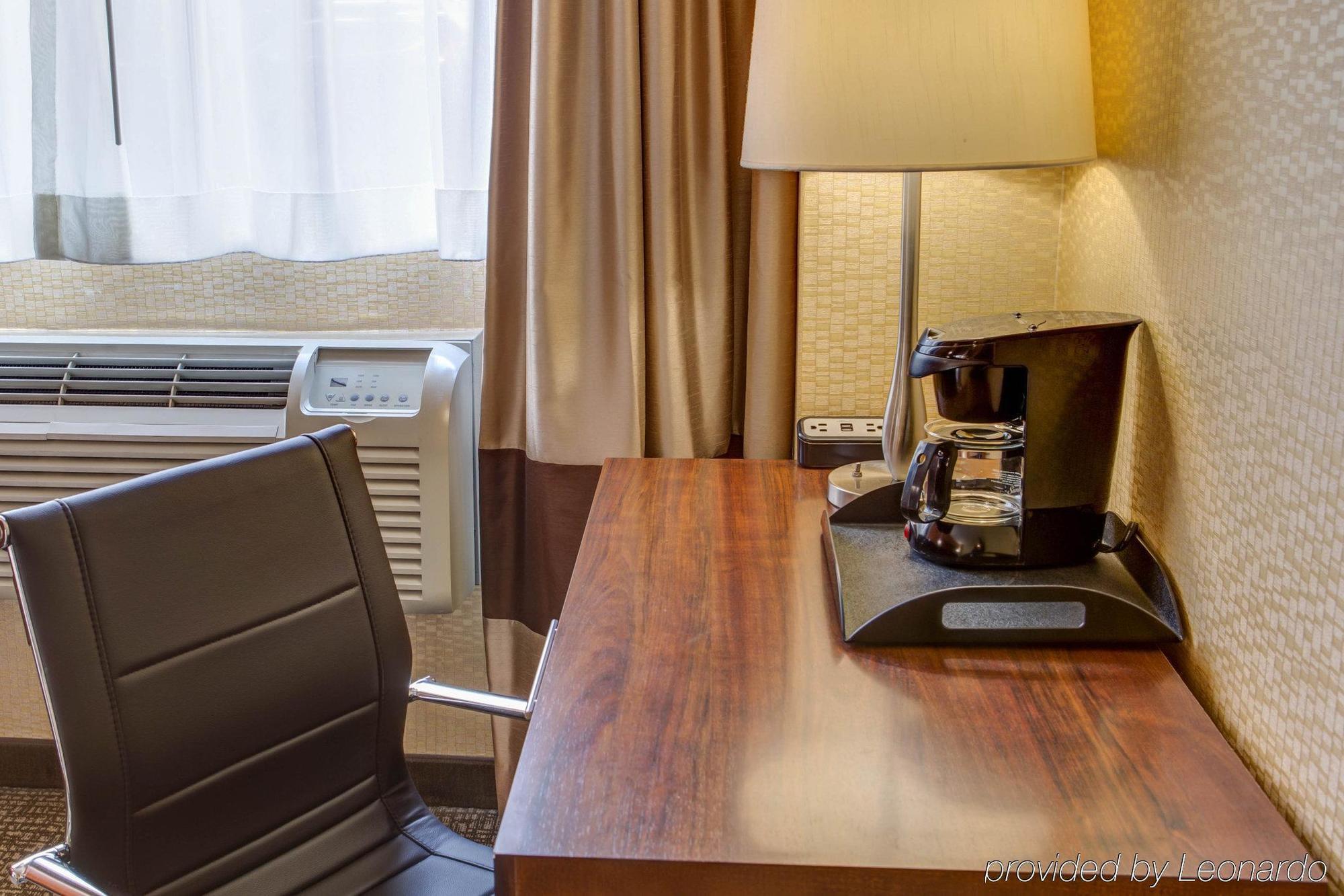 Ramada By Wyndham New York Times Square West Hotel Exterior photo