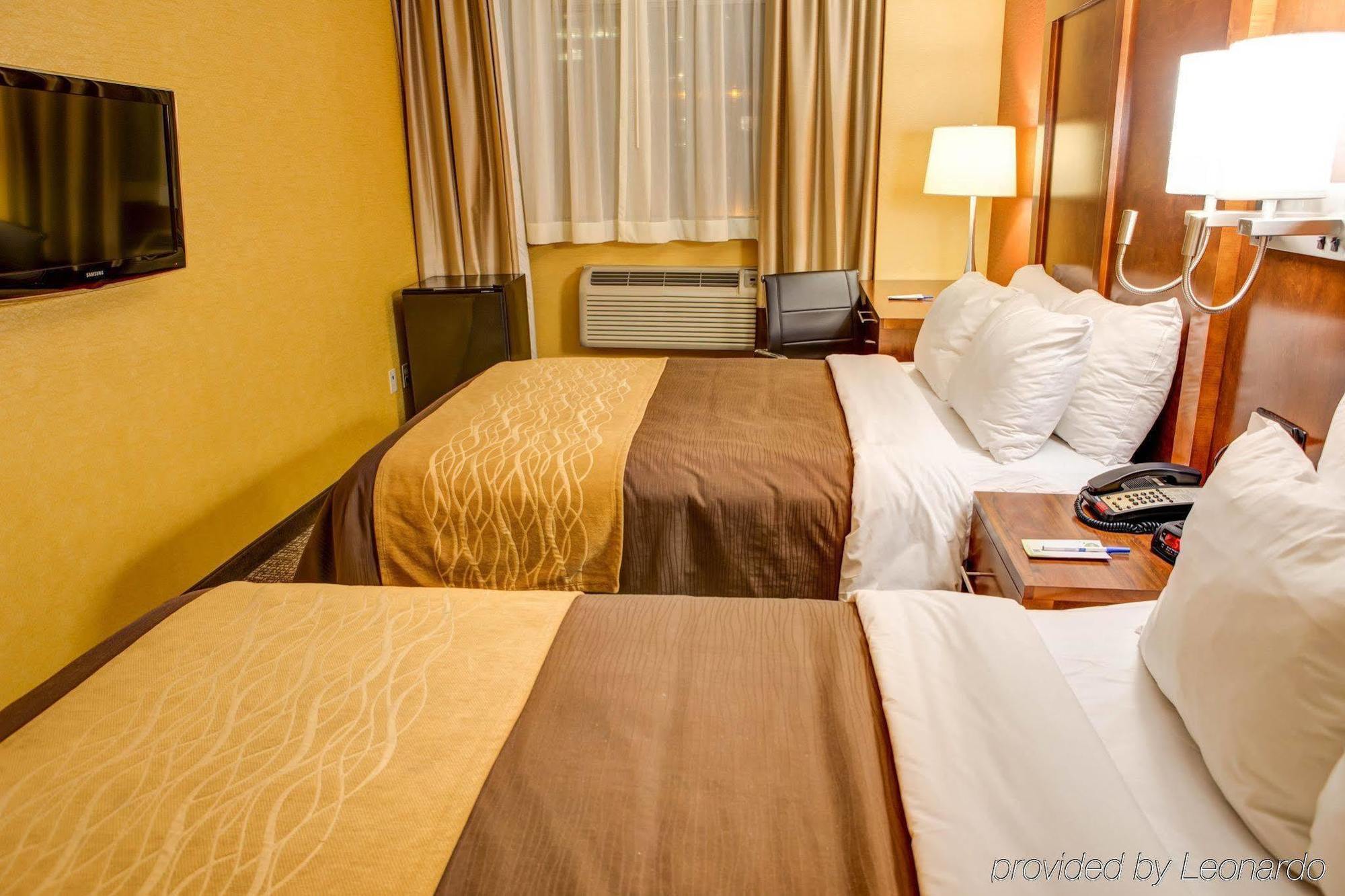 Ramada By Wyndham New York Times Square West Hotel Exterior photo